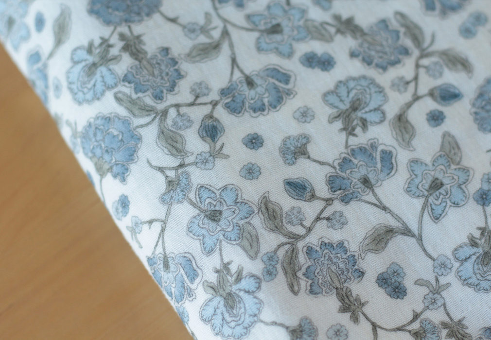 Kali - Double gaze de coton BIO blanc lait motif fleuri bleu Tissus issus de l'agriculture biologique  - 12