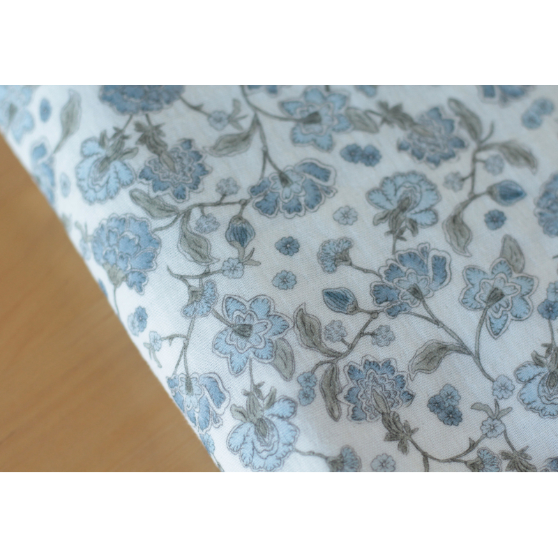 Kali - Double gaze de coton BIO blanc lait motif fleuri bleu Tissus issus de l'agriculture biologique  - 12