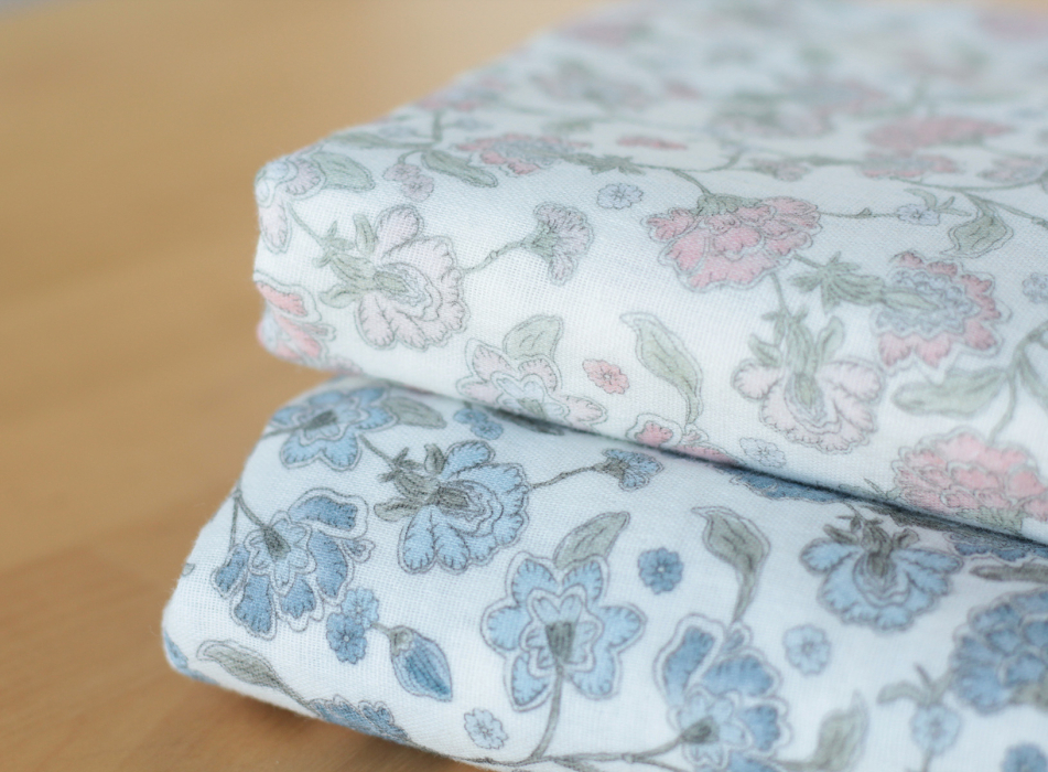 Kali - Double gaze de coton BIO blanc lait motif fleuri bleu Tissus issus de l'agriculture biologique  - 13