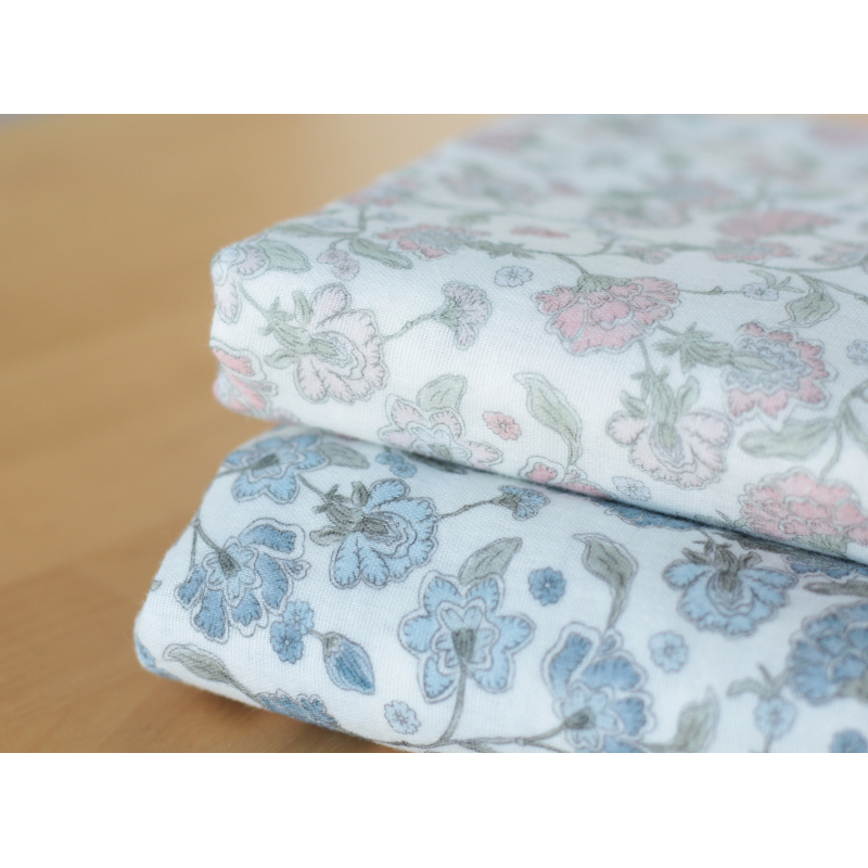 Kali - Double gaze de coton BIO blanc lait motif fleuri bleu Tissus issus de l'agriculture biologique  - 13