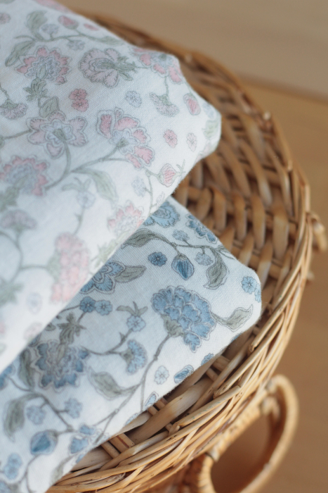 Kali - Double gaze de coton BIO blanc lait motif fleuri bleu Tissus issus de l'agriculture biologique  - 14