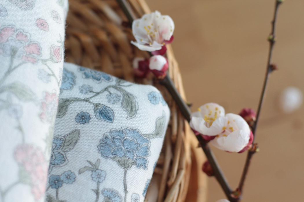 Kali - Double gaze de coton BIO blanc lait motif fleuri bleu Tissus issus de l'agriculture biologique  - 15