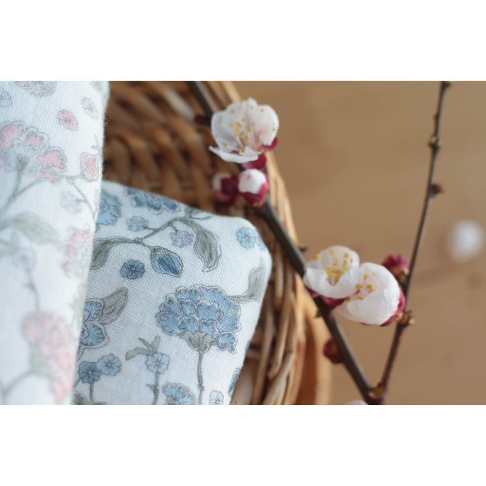 Kali - Double gaze de coton BIO blanc lait motif fleuri bleu Tissus issus de l'agriculture biologique  - 15