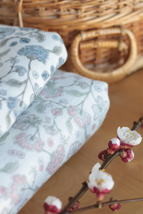 Kali - Double gaze de coton BIO blanc lait motif fleuri bleu Tissus issus de l'agriculture biologique  - 16