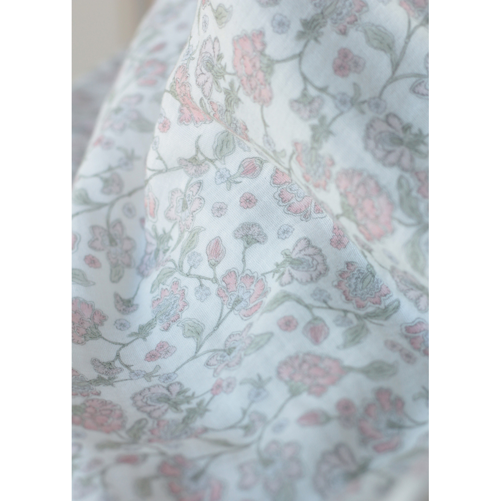 Kali - Double gaze de coton BIO blanc lait motif fleuri rose poudré Tissus issus de l'agriculture biologique  - 2