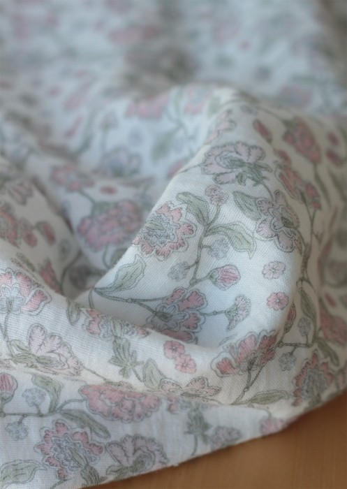 Kali - Double gaze de coton BIO blanc lait motif fleuri rose poudré Tissus issus de l'agriculture biologique  - 4