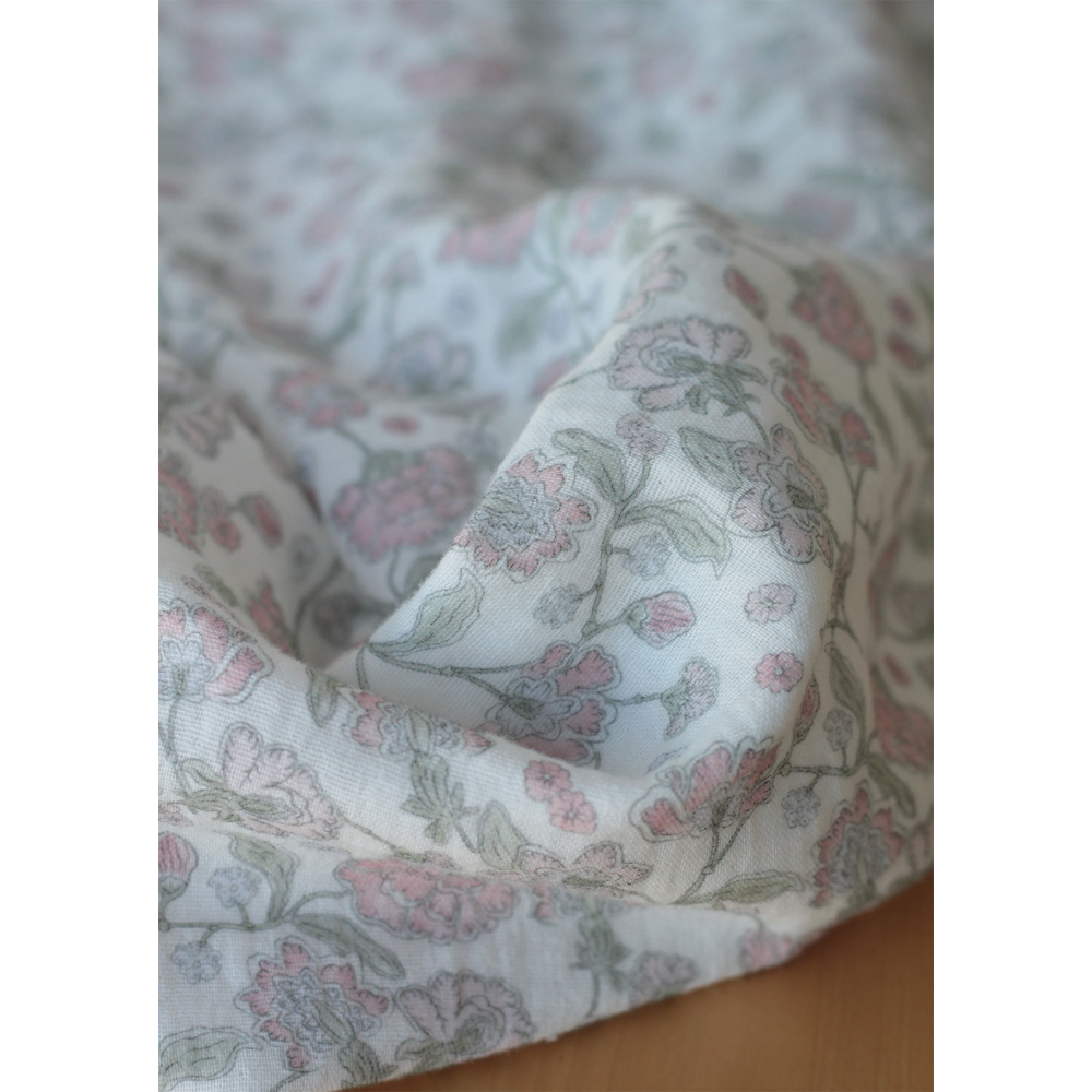 Kali - Double gaze de coton BIO blanc lait motif fleuri rose poudré Tissus issus de l'agriculture biologique  - 4