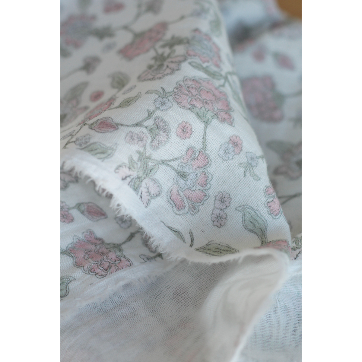Kali - Double gaze de coton BIO blanc lait motif fleuri rose poudré Tissus issus de l'agriculture biologique  - 5 Kali - Double gaze de coton BIO blanc lait motif fleuri rose poudré Tissus issus de l'agriculture biologique  - 5