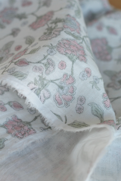 Kali - Double gaze de coton BIO blanc lait motif fleuri rose poudré Tissus issus de l'agriculture biologique  - 5