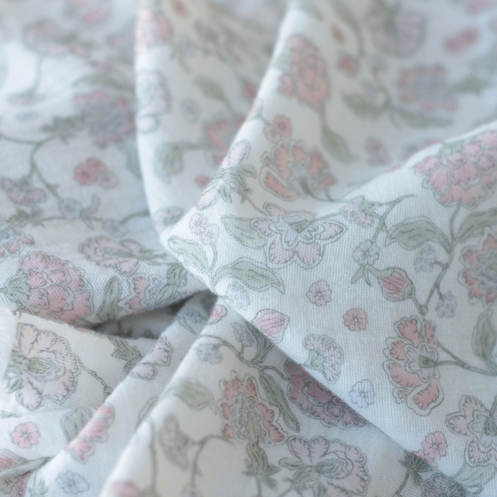Kali - Double gaze de coton BIO blanc lait motif fleuri rose poudré Tissus issus de l'agriculture biologique  - 1
