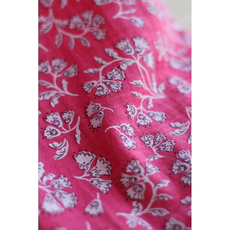 Priya - Double gaze de coton coloris fond magenta fleuri façon hand block Tissus issus de l'agriculture biologique  - 3