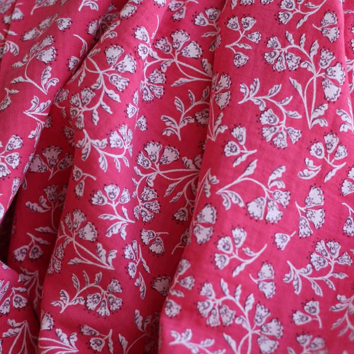 Priya - Double gaze de coton coloris fond magenta fleuri façon hand block Tissus issus de l'agriculture biologique  - 1
