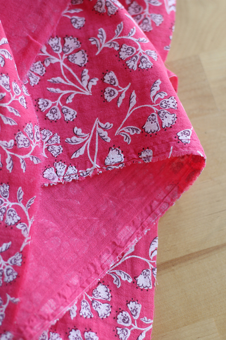 Priya - Double gaze de coton coloris fond magenta fleuri façon hand block Tissus issus de l'agriculture biologique  - 4