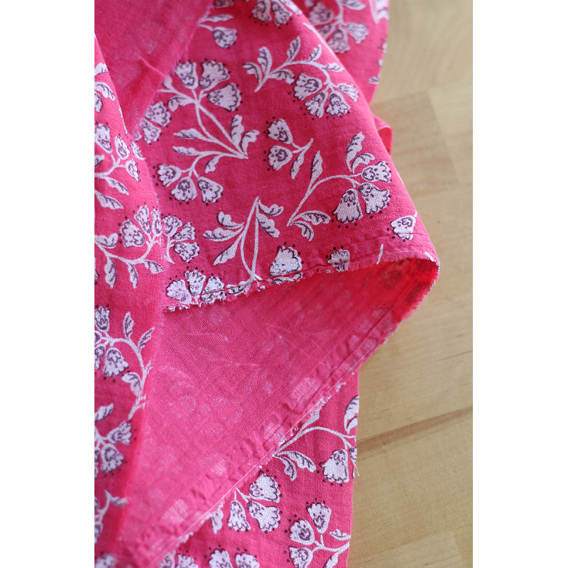 Priya - Double gaze de coton coloris fond magenta fleuri façon hand block Tissus issus de l'agriculture biologique  - 4