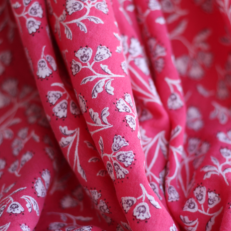 Priya - Double gaze de coton coloris fond magenta fleuri façon hand block Tissus issus de l'agriculture biologique  - 5