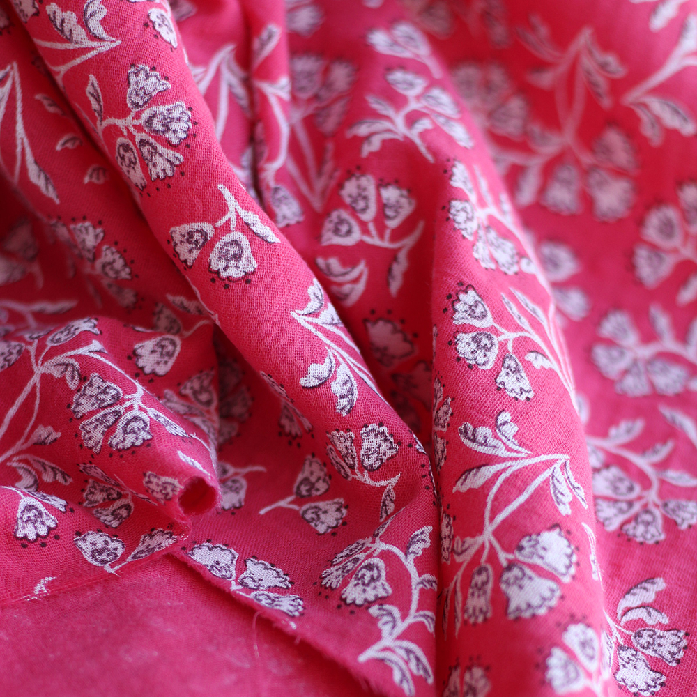 Priya - Double gaze de coton coloris fond magenta fleuri façon hand block Tissus issus de l'agriculture biologique  - 6
