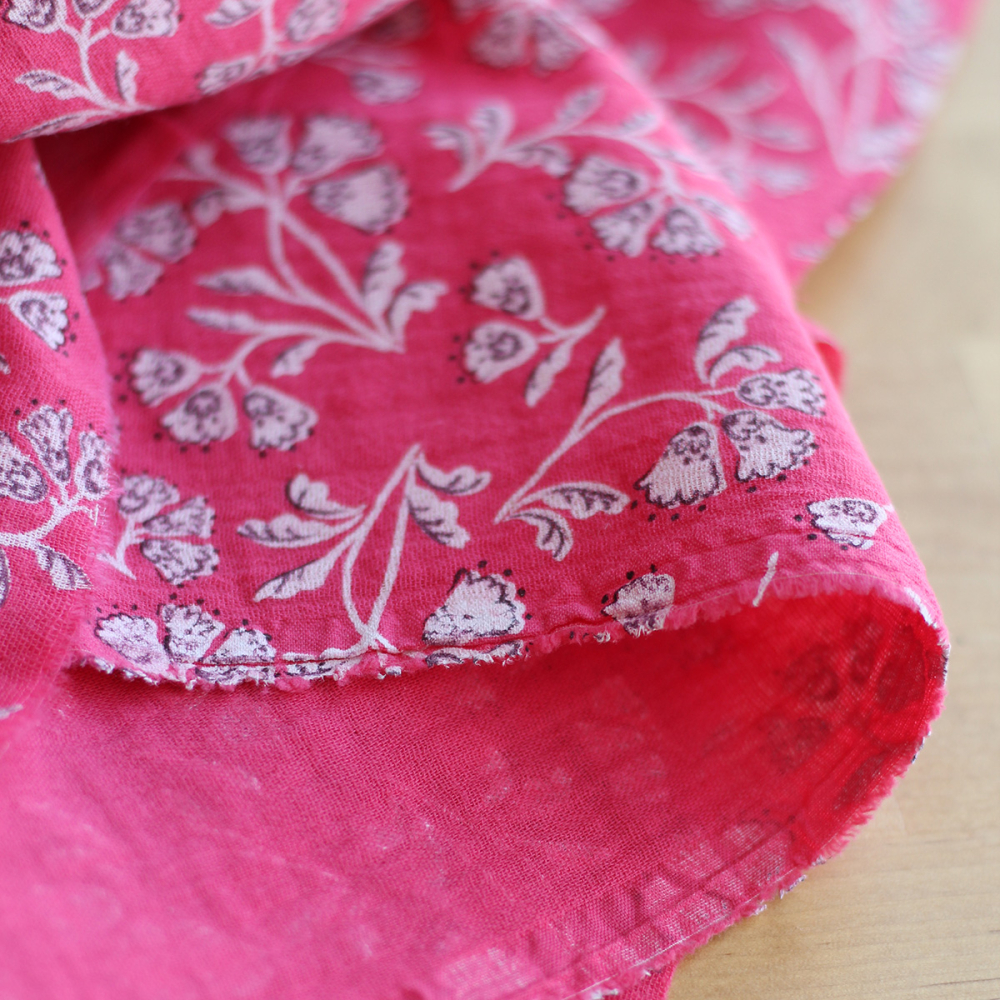 Priya - Double gaze de coton coloris fond magenta fleuri façon hand block Tissus issus de l'agriculture biologique  - 2
