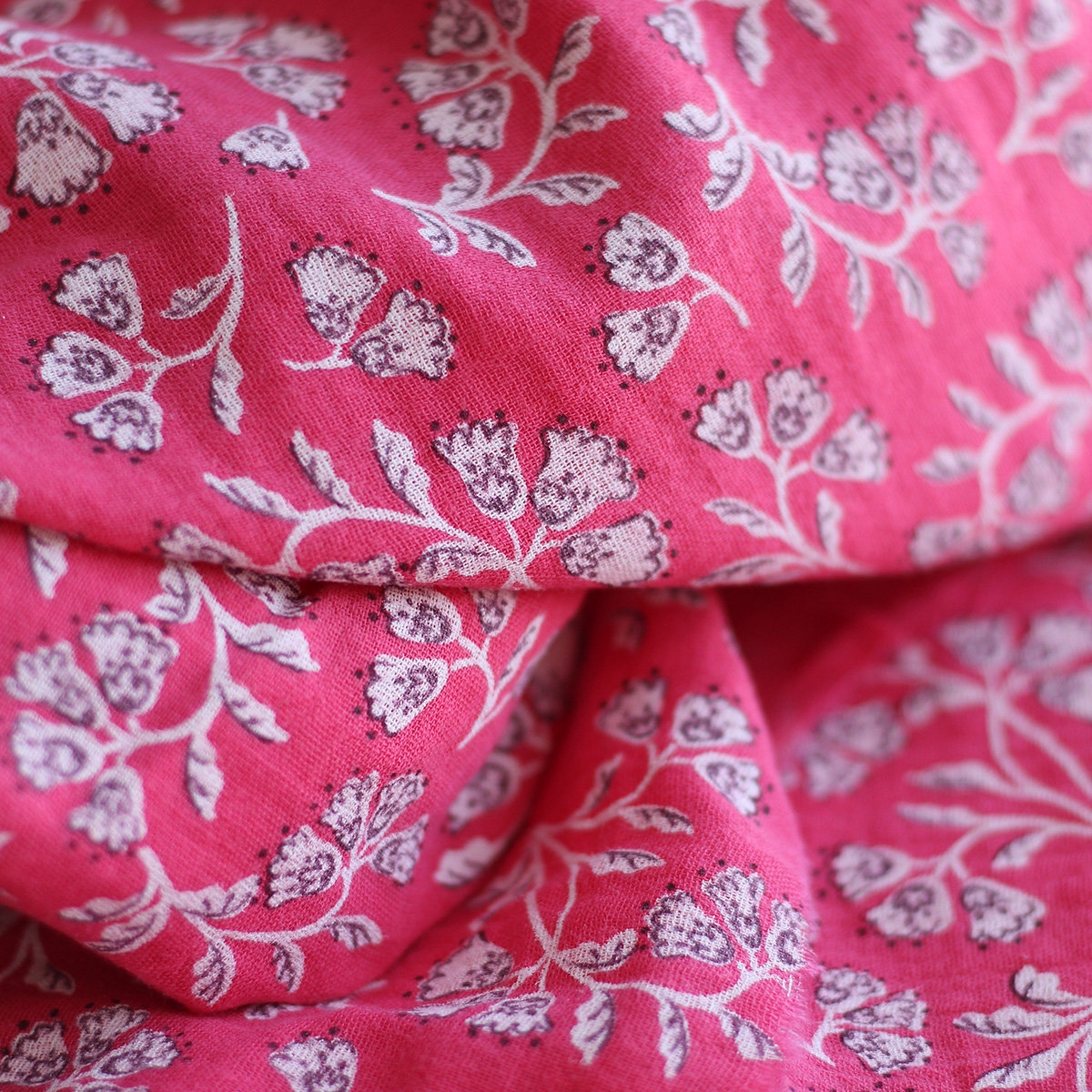Priya - Double gaze de coton coloris fond magenta fleuri façon hand block Tissus issus de l'agriculture biologique  - 7