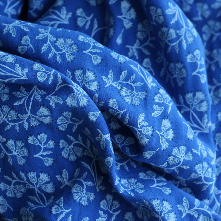 Priya - Double gaze de coton fond bleu cobalt fleuri façon hand block Tissus issus de l'agriculture biologique  - 1 Priya - Double gaze de coton fond bleu cobalt fleuri façon hand block Tissus issus de l'agriculture biologique  - 1