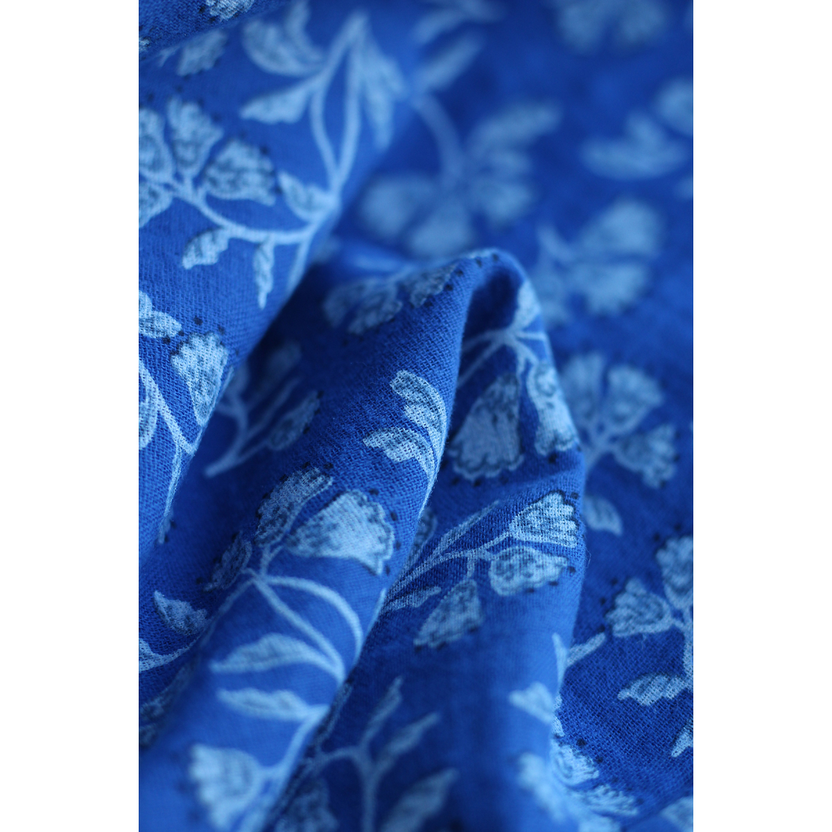 Priya - Double gaze de coton fond bleu cobalt fleuri façon hand block Tissus issus de l'agriculture biologique  - 2 Priya - Double gaze de coton fond bleu cobalt fleuri façon hand block Tissus issus de l'agriculture biologique  - 2
