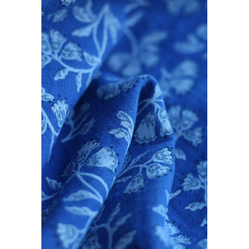 Priya - Double gaze de coton fond bleu cobalt fleuri façon hand block Tissus issus de l'agriculture biologique  - 2