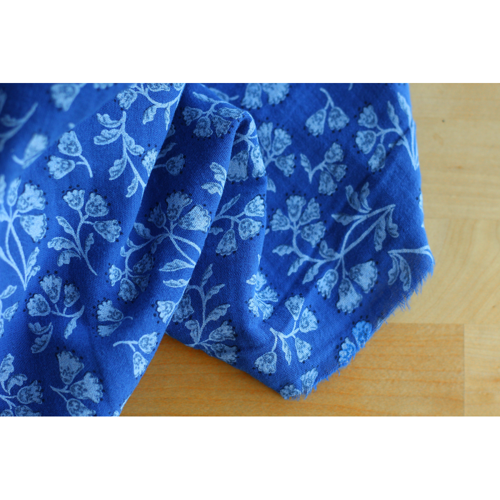 Priya - Double gaze de coton fond bleu cobalt fleuri façon hand block Tissus issus de l'agriculture biologique  - 4