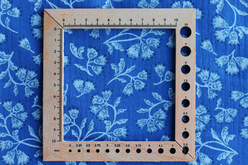 Priya - Double gaze de coton fond bleu cobalt fleuri façon hand block Tissus issus de l'agriculture biologique  - 9