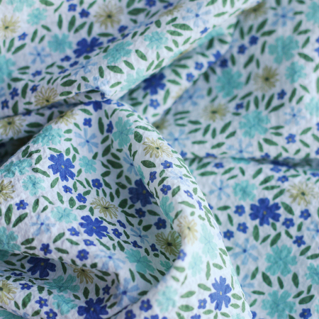 Pauline - Tissu coton texturé gaufré fleuri bleu et vert Batikou - 1