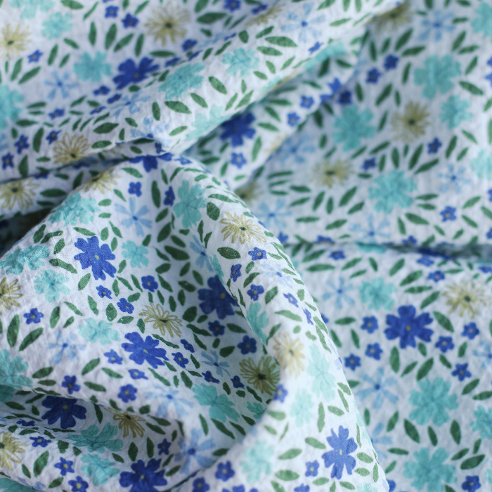 Pauline - Tissu coton texturé gaufré fleuri bleu et vert Batikou - 1