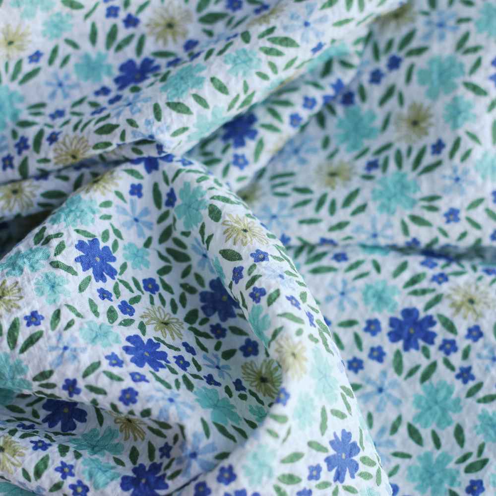 Pauline - Tissu coton texturé gaufré fleuri bleu et vert Batikou - 1