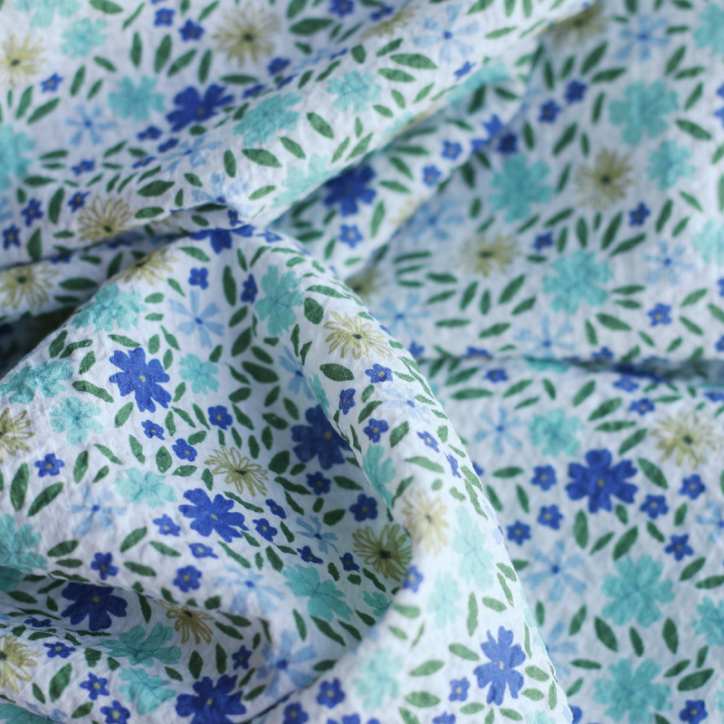 Pauline - Tissu coton texturé gaufré fleuri bleu et vert Batikou - 1