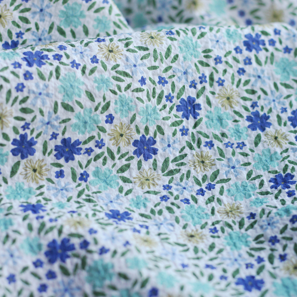 Pauline - Tissu coton texturé gaufré fleuri bleu et vert Batikou - 2