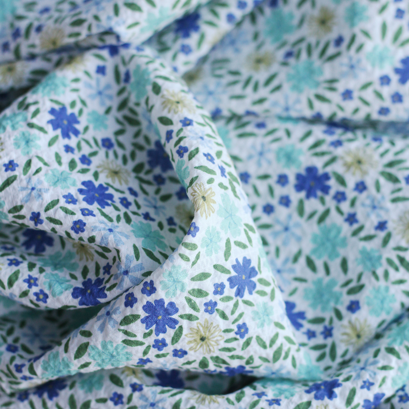Pauline - Tissu coton texturé gaufré fleuri bleu et vert Batikou - 3
