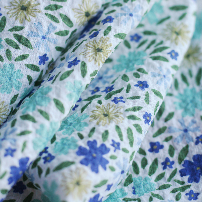 Pauline - Tissu coton texturé gaufré fleuri bleu et vert Batikou - 4