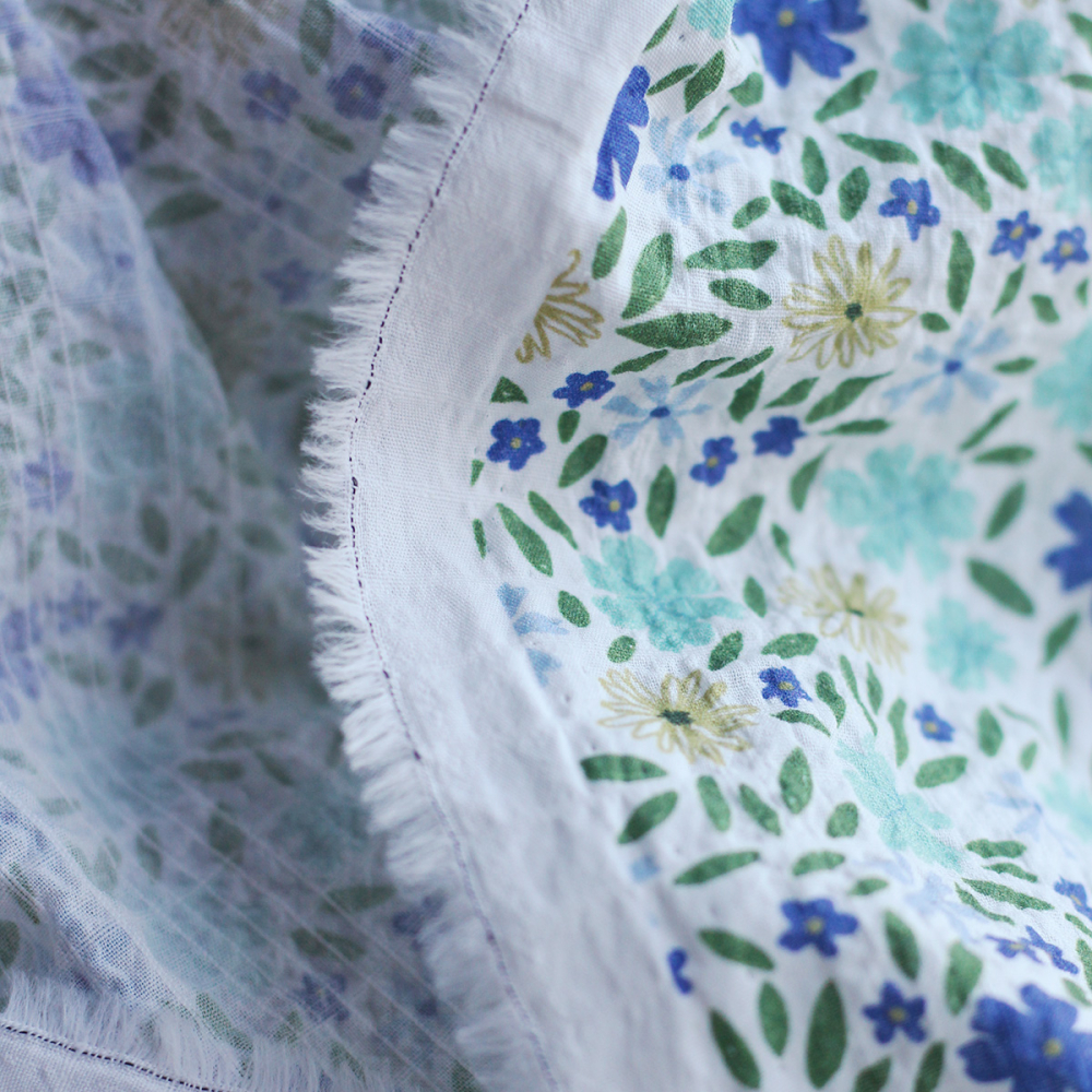 Pauline - Tissu coton texturé gaufré fleuri bleu et vert Batikou - 5