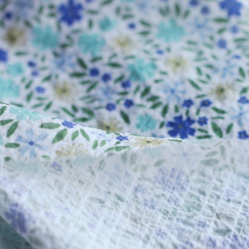 Pauline - Tissu coton texturé gaufré fleuri bleu et vert Batikou - 6