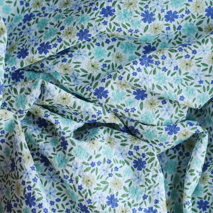 Pauline - Tissu coton texturé gaufré fleuri bleu et vert Batikou - 8