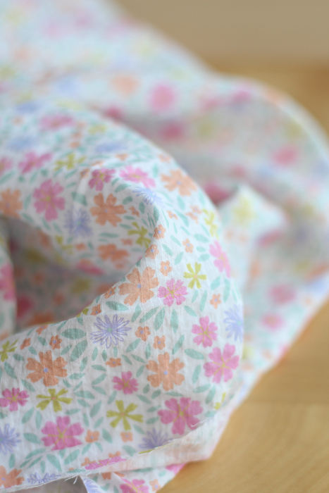 Pauline - Tissu coton texturé gaufré fleuri frais Batikou - 3