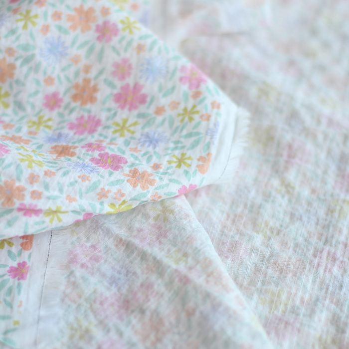 Pauline - Tissu coton texturé gaufré fleuri frais Batikou - 5