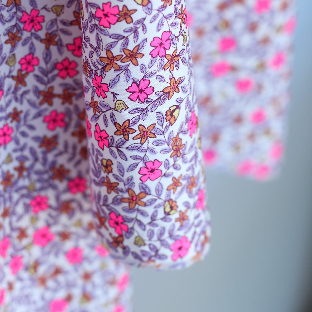 Méline - Popeline de coton BIO imprimé fleurs rose fluo Tissus issus de l'agriculture biologique  - 2