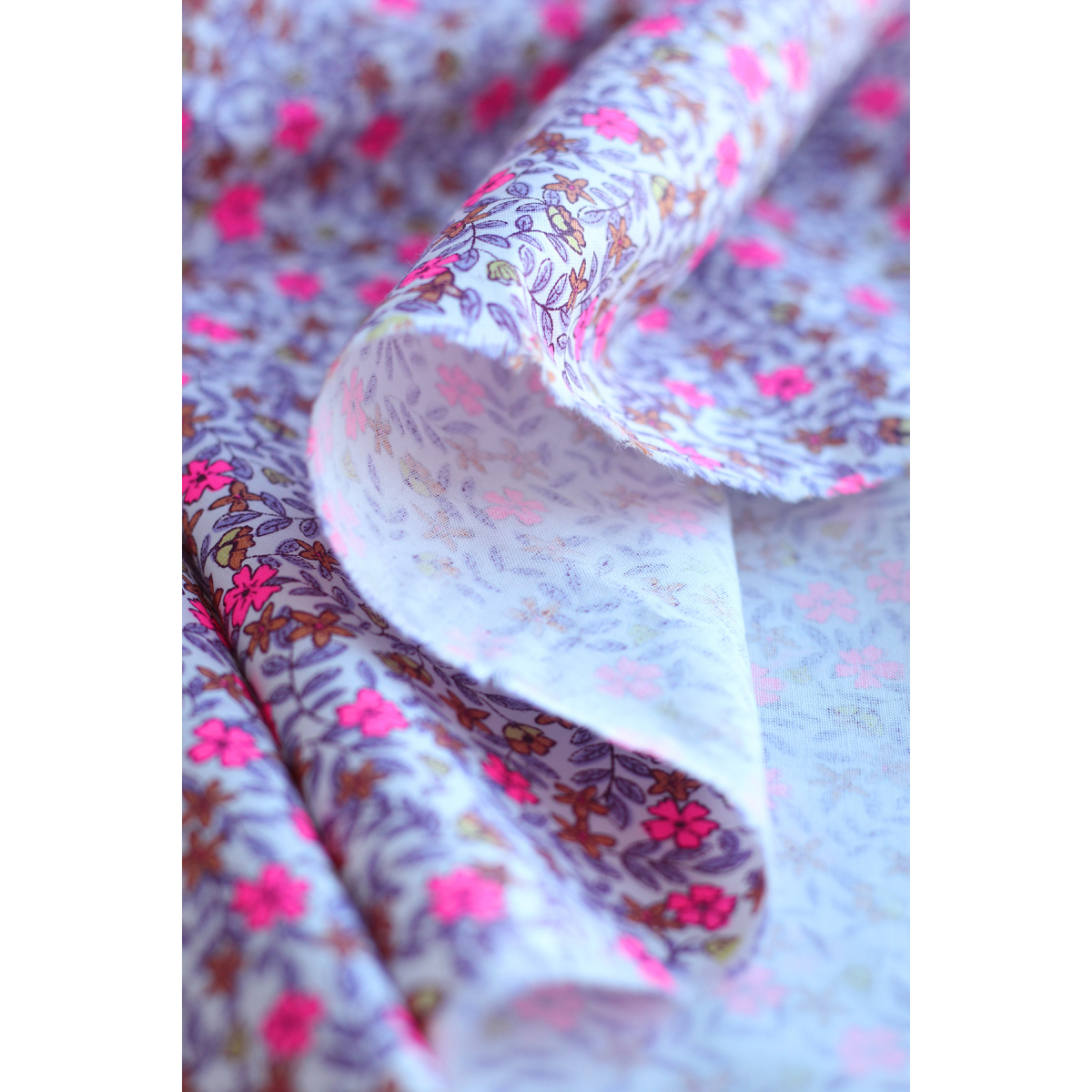 Méline - Popeline de coton BIO imprimé fleurs rose fluo Tissus issus de l'agriculture biologique  - 7