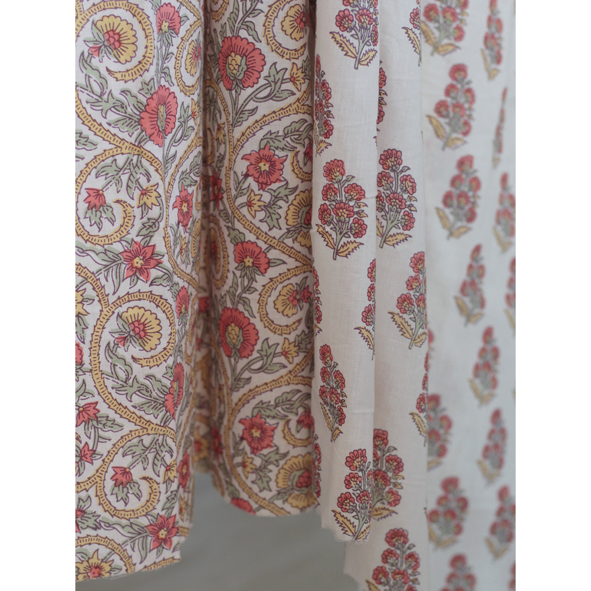 Tissu indien coton hand block traditionnel corail / jaune / vert Batikou - 12 Tissu indien coton hand block traditionnel corail / jaune / vert Batikou - 12