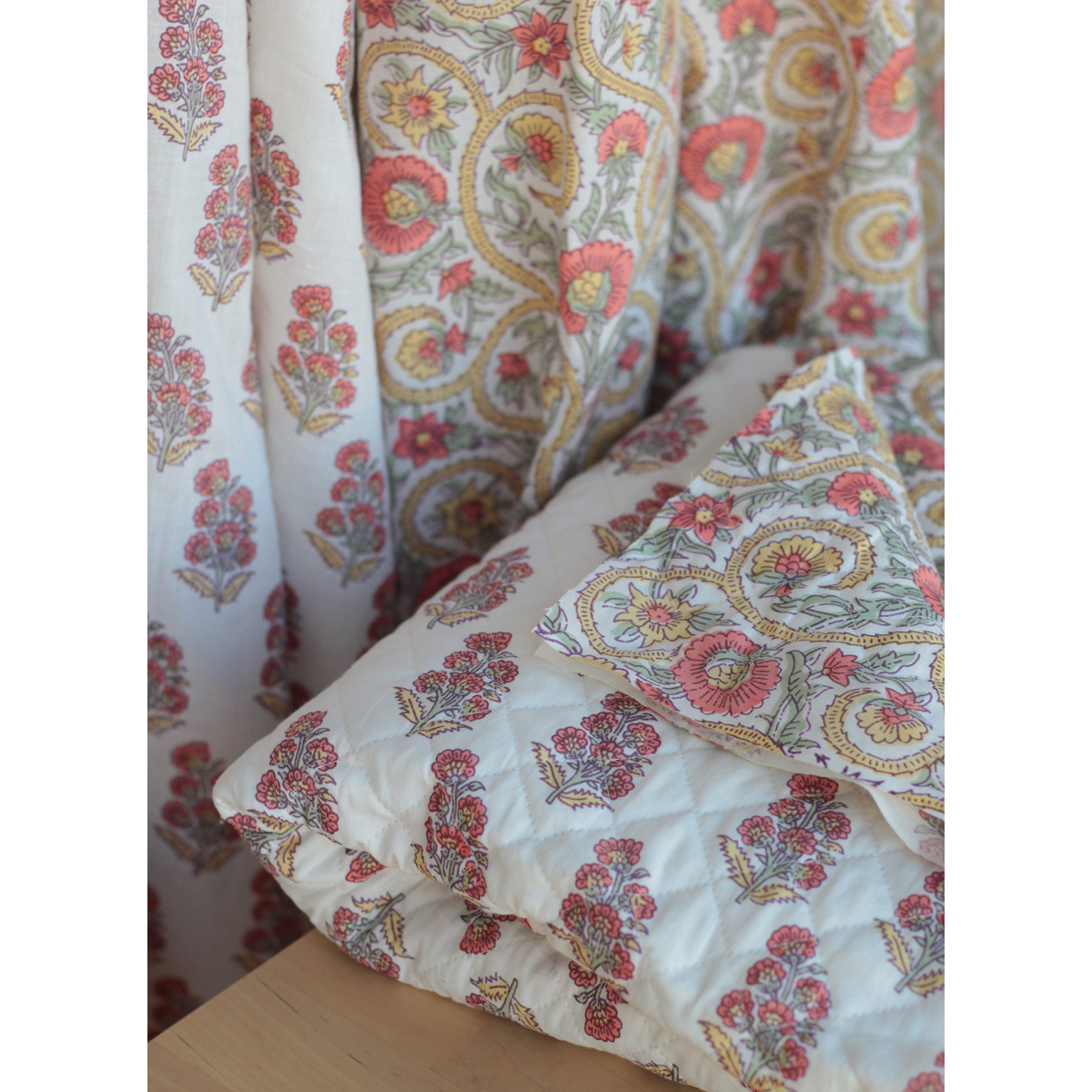 Tissu indien coton hand block traditionnel corail / jaune / vert Batikou - 12 Tissu indien coton hand block traditionnel corail / jaune / vert Batikou - 12