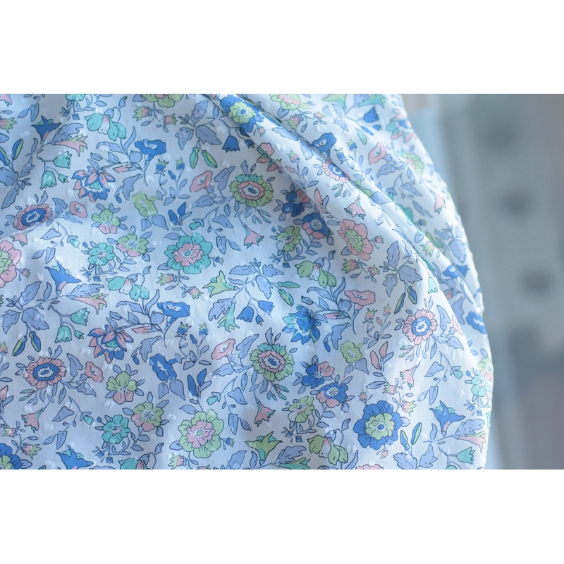 Léona - Plumetis de coton parme imprimé fleuri teintes bleues Tissus issus de l'agriculture biologique  - 3