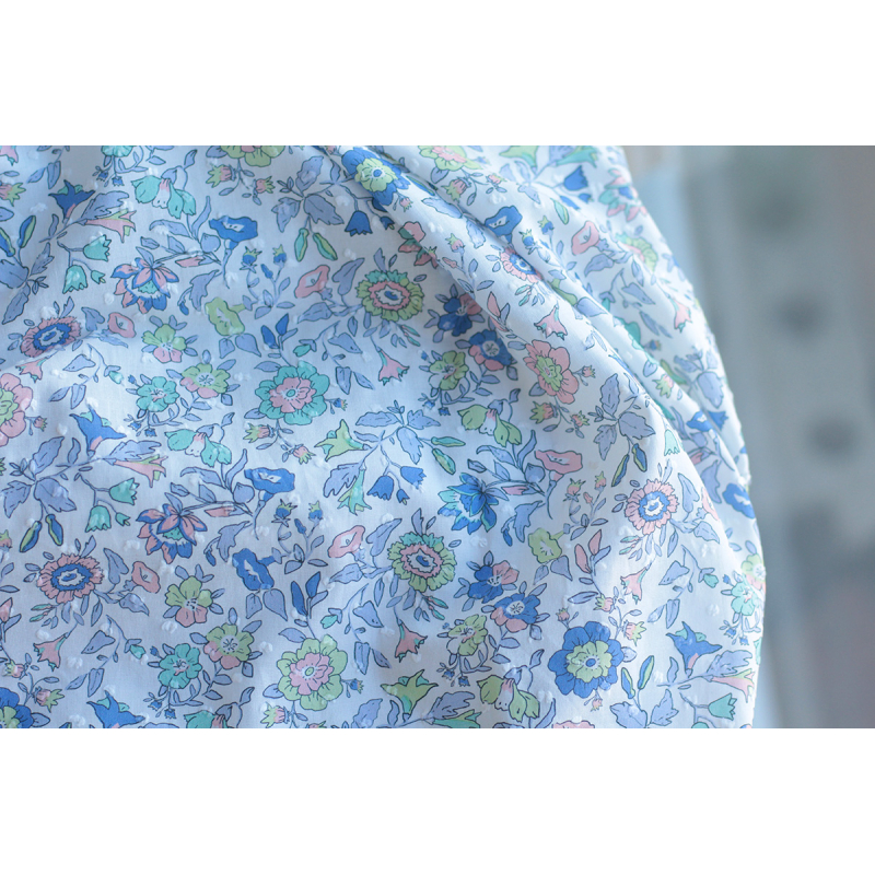 Léona - Plumetis de coton parme imprimé fleuri teintes bleues Tissus issus de l'agriculture biologique  - 3