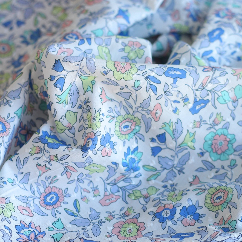 Léona - Plumetis de coton parme imprimé fleuri teintes bleues Tissus issus de l'agriculture biologique  - 1