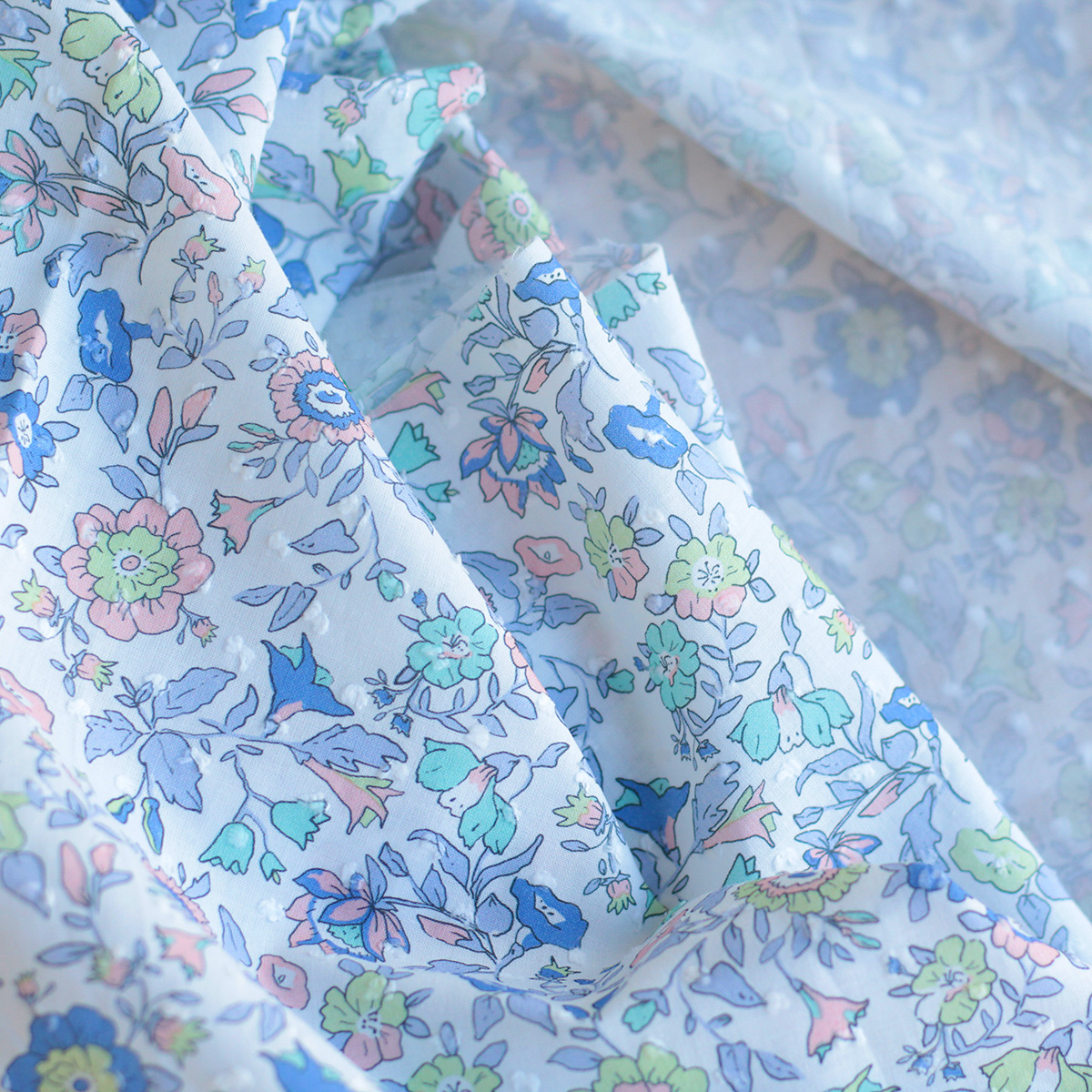 Léona - Plumetis de coton parme imprimé fleuri teintes bleues Tissus issus de l'agriculture biologique  - 2