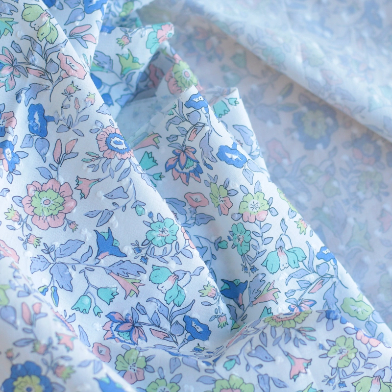 Léona - Plumetis de coton parme imprimé fleuri teintes bleues Tissus issus de l'agriculture biologique  - 2