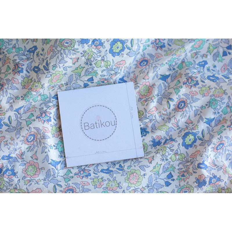 Léona - Plumetis de coton parme imprimé fleuri teintes bleues Tissus issus de l'agriculture biologique  - 4