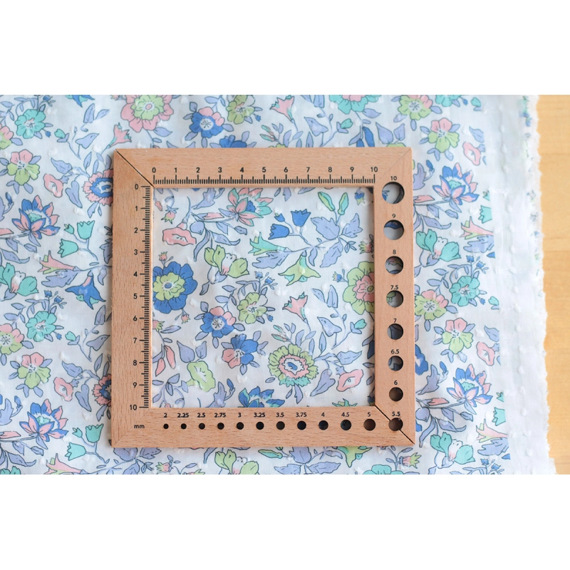 Léona - Plumetis de coton parme imprimé fleuri teintes bleues Tissus issus de l'agriculture biologique  - 5